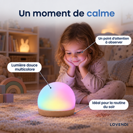Enfant observant la veilleuse sensorielle Calm Bubble